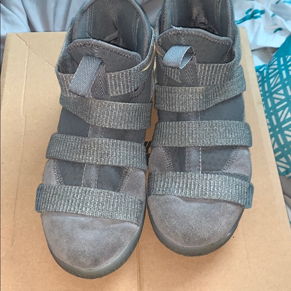 Lebron Shoes - Picture 2 of 2